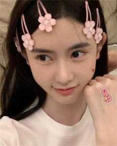 陌上人如玉，桃花相映红
