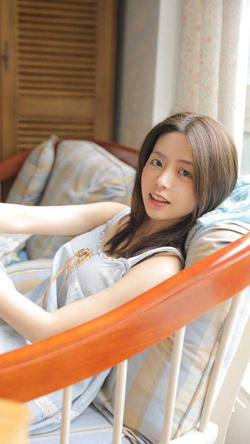 两界穿梭：我在末世圈养女神
