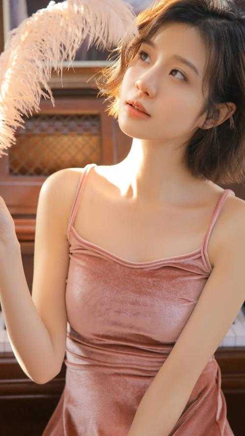 两界穿梭：我在末世圈养女神