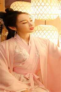 死去的老太婆在回魂夜回到小区