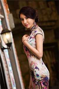 妻子为陪男下属泡温泉，将女儿塞花瓶
