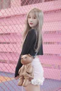 抢走未婚夫青梅项链后，他将奶奶救命血送上拍卖会