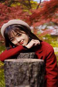 樱花树下站谁都很美