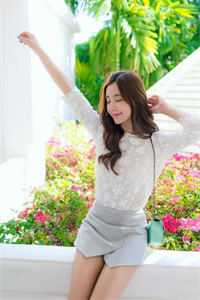 佳⼈彩云⾥