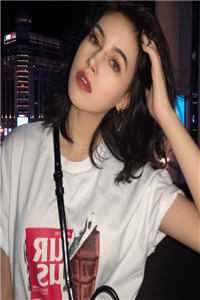 半是青山半白云