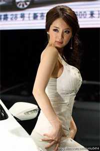 女儿嘴角沾上的奶油