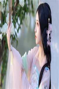 一身白色西装
