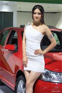 离婚后，夫人跟年下弟弟约会去了
