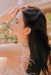 赵闵行李奈写的小说午夜时分，家里窗户忽然从外打开