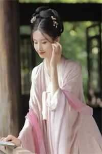 结婚三年，他向白月光求爱99次