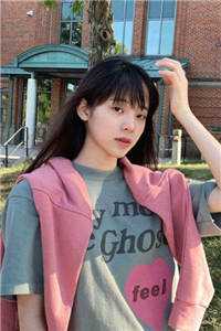 他衣服的破洞里