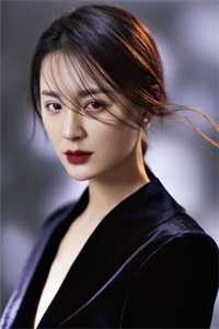 小说穿成娇滴滴恋爱脑后，女帝她走红全网