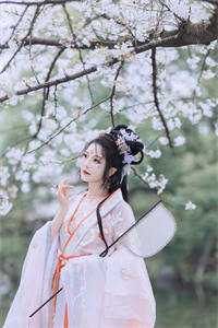 她死后，薄爷跪在墓碑前哭成狗精彩小说